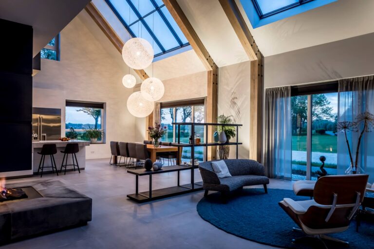 Moderne woonkamer met hoge vide en luxe afwerking